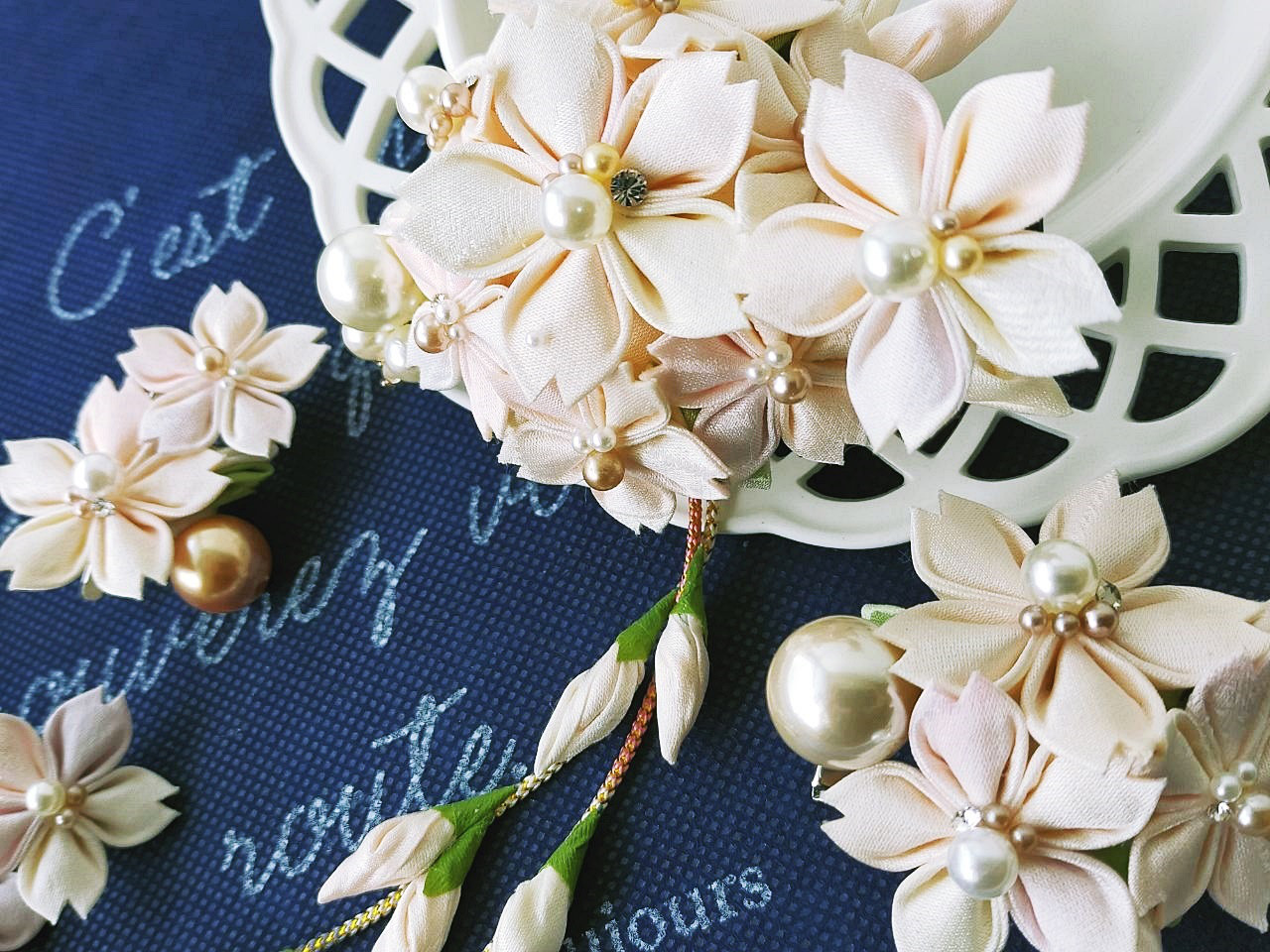 ⚜ 正絹髪飾り 房付き桜づくし つまみ細工 / 薄ピンクグラデーション