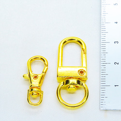 ゴールドカラー 猫フェイスに歯車を封入した可愛いキーホルダー レジン スチームパンク風 金具変更可 9枚目の画像