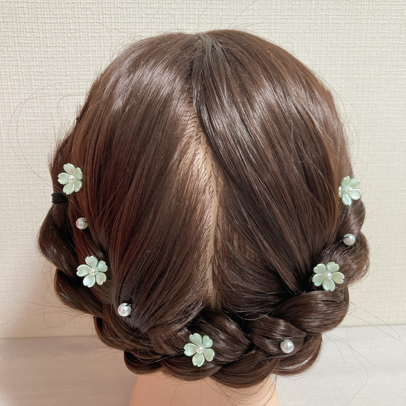 【Uピン】小ぶりな桜とパールのヘアピン　黄緑 1枚目の画像