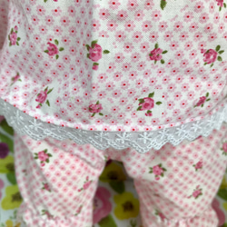 ぽぽちゃんのバラ模様のパジャマ 2枚目の画像