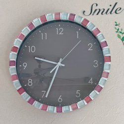【電波時計】ピンクグレーガラスタイルの壁掛け時計 2枚目の画像