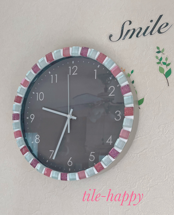 【電波時計】ピンクグレーガラスタイルの壁掛け時計 1枚目の画像