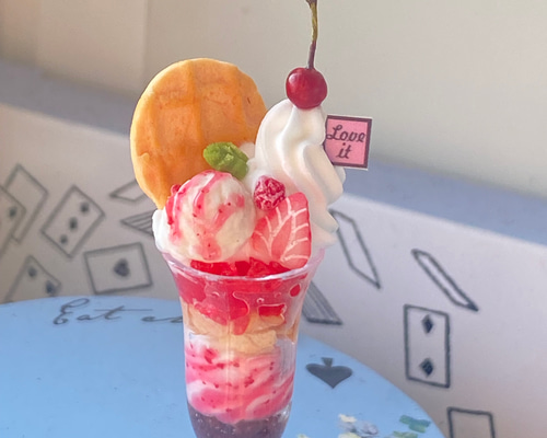 いちごパフェ☆様✨専用ハンドメイドふわふわ小さいタッセルチャーム約８×4cm T いちごパフェ☆様✨専用ハンドメイドふわふわ小さいタッセル