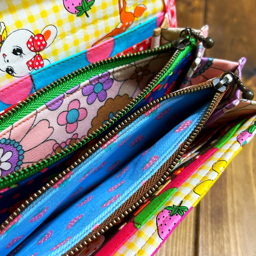 どこで買ったの？と聞かれちゃうレトロカラフルなやりくり長財布 長