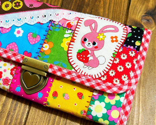 どこで買ったの？と聞かれちゃうレトロカラフルなやりくり長財布 長