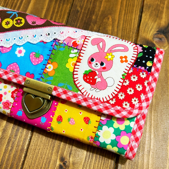 どこで買ったの？と聞かれちゃうレトロカラフルなやりくり長財布 長