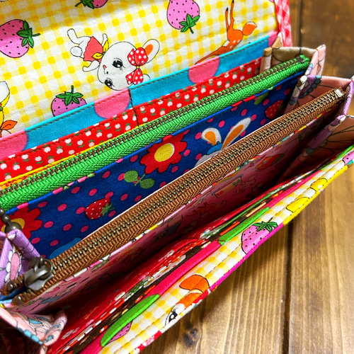どこで買ったの？と聞かれちゃうレトロカラフルなやりくり長財布 長