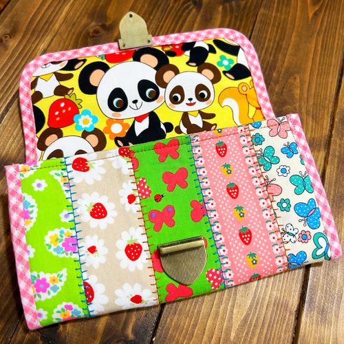 どこで買ったの？と聞かれちゃうレトロカラフルなやりくり長財布 長