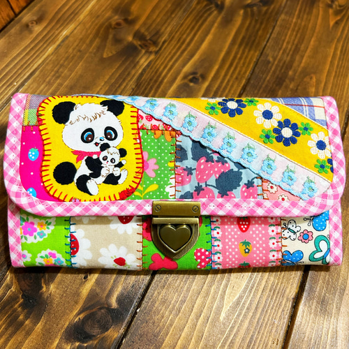 どこで買ったの？と聞かれちゃうレトロカラフルなやりくり長財布 長