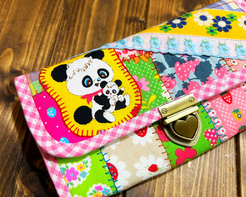 どこで買ったの？と聞かれちゃうレトロカラフルなやりくり長財布 長