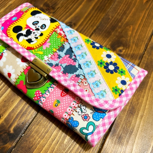 どこで買ったの？と聞かれちゃうレトロカラフルなやりくり長財布 長