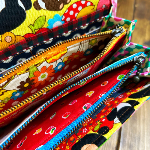 どこで買ったの？と聞かれちゃうレトロカラフルなやりくり長財布 長