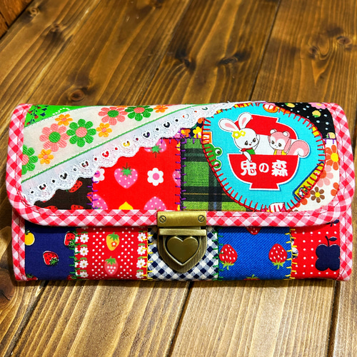 どこで買ったの？と聞かれちゃうレトロカラフルなやりくり長財布 長