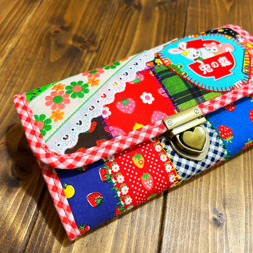 どこで買ったの？と聞かれちゃうレトロカラフルなやりくり長財布 長