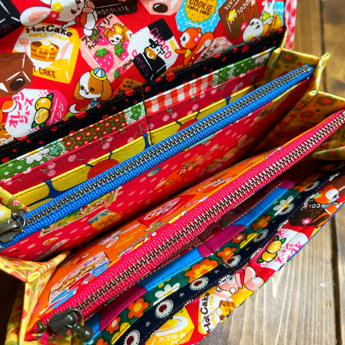 どこで買ったの？と聞かれちゃうレトロカラフルなやりくり長財布 長
