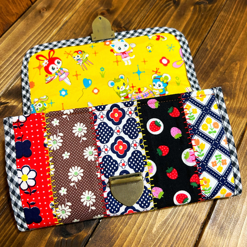どこで買ったの？と聞かれちゃうレトロカラフルなやりくり長財布 長