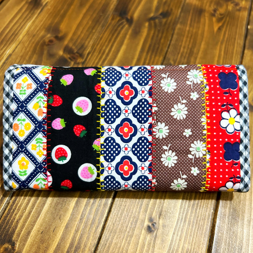 どこで買ったの？と聞かれちゃうレトロカラフルなやりくり長財布 長