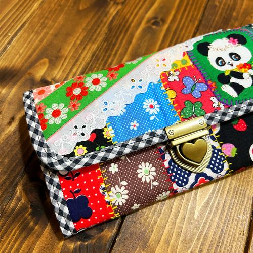 どこで買ったの？と聞かれちゃうレトロカラフルなやりくり長財布 長