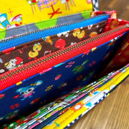 どこで買ったの？と聞かれちゃうレトロカラフルなやりくり長財布 長