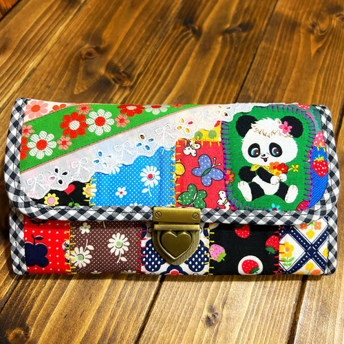 どこで買ったの？と聞かれちゃうレトロカラフルなやりくり長財布 長