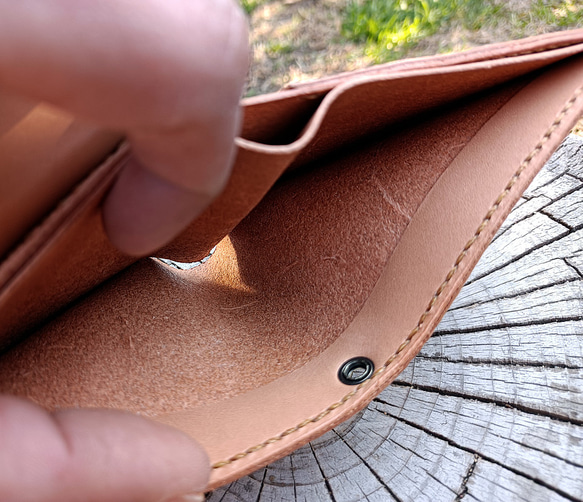 本革 二つ折り財布 ウォレットロープ用ハトメ穴付き ヌメ革 Bi-fold wallet 9枚目の画像