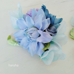 ダリアとスイートピーのコサージュ アーティフィシャルフラワー 青い花 卒業式 フォーマルアクセサリー 4枚目の画像