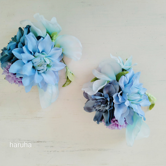 ダリアとスイートピーのコサージュ アーティフィシャルフラワー 青い花 卒業式 フォーマルアクセサリー 1枚目の画像