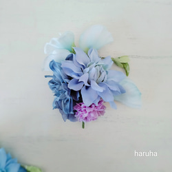 ダリアとスイートピーのコサージュ アーティフィシャルフラワー 青い花 卒業式 フォーマルアクセサリー 2枚目の画像