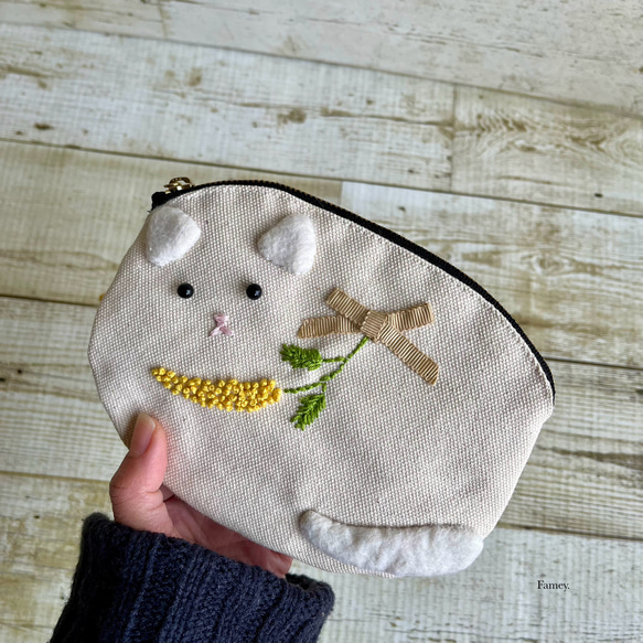ミモザ好きな白猫ちゃんフラットポーチ　手刺繍ミモザ　国産帆布　コットンリネン　ミモザ柄　リボン　小物入れ 10枚目の画像