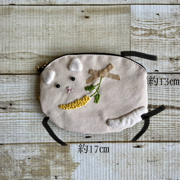 ミモザ好きな白猫ちゃんフラットポーチ　手刺繍ミモザ　国産帆布　コットンリネン　ミモザ柄　リボン　小物入れ 6枚目の画像