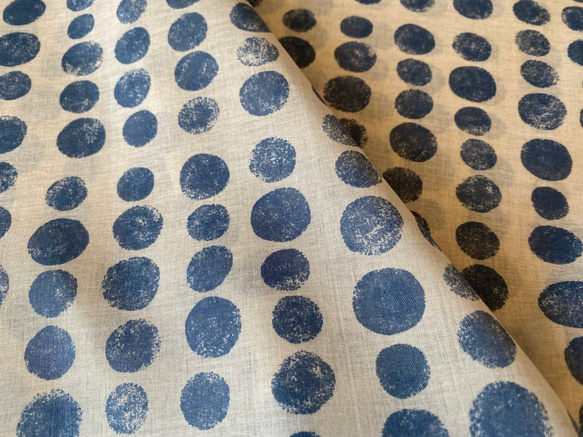 新入荷！これからの季節にぴったり！『手書き風ドット柄 ブルー×白地  