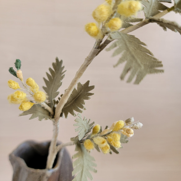 1輪挿しのミモザ　一枝　正絹草木染　クチナシ　産地直送の布の花屋さん 2枚目の画像