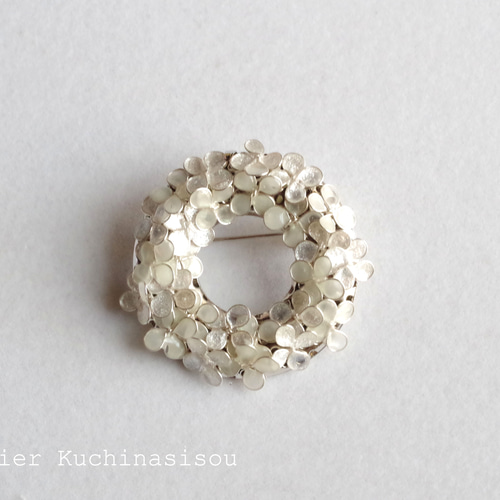 マニキュアフラワーの小花のブローチ〈Blanc〉〈シルバー