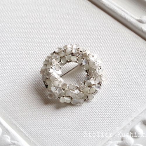 マニキュアフラワーの小花のブローチ〈Blanc〉〈シルバー