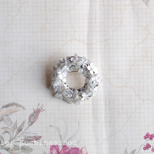 マニキュアフラワーの小花のブローチ〈Blanc〉〈シルバー