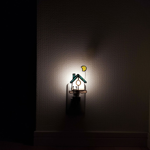 小さな家　ステンドグラスのランプ・おやすみランプ・フットランプ・ベッドランプ・コンセントライト・やさしい灯り 4枚目の画像