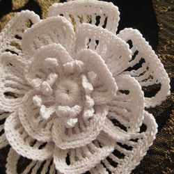 花芯が可愛いコサージュ　　レース編み 3枚目の画像