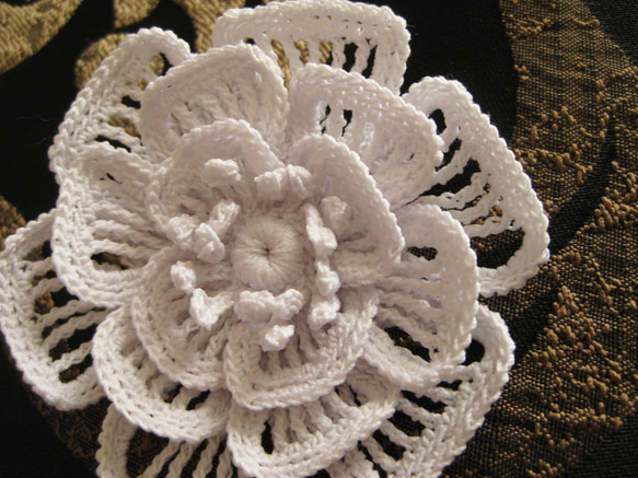 花芯が可愛いコサージュ　　レース編み 3枚目の画像