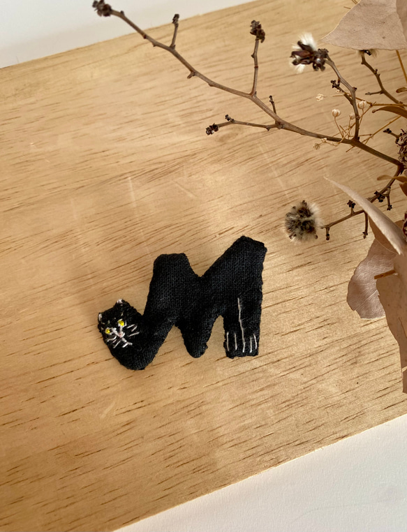ねこ文字ブローチ　黒猫・M 1枚目の画像