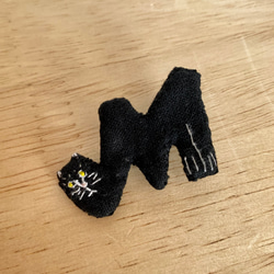 ねこ文字ブローチ　黒猫・M 4枚目の画像