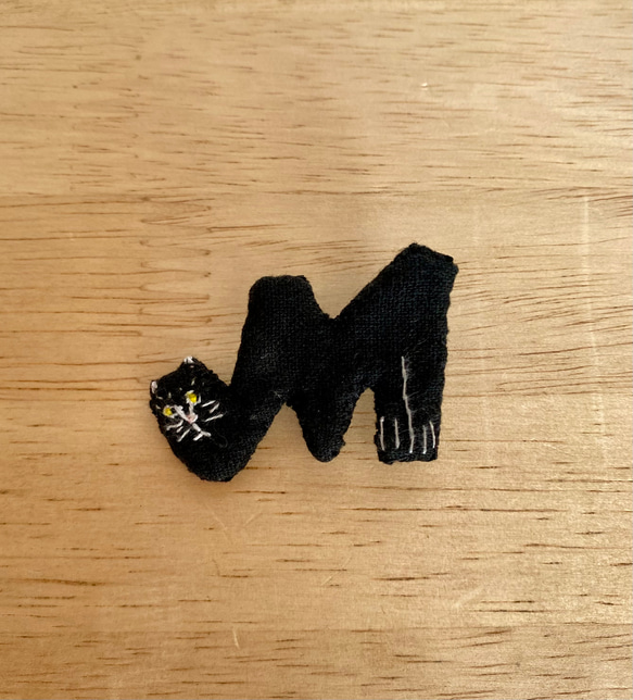 ねこ文字ブローチ　黒猫・M 2枚目の画像