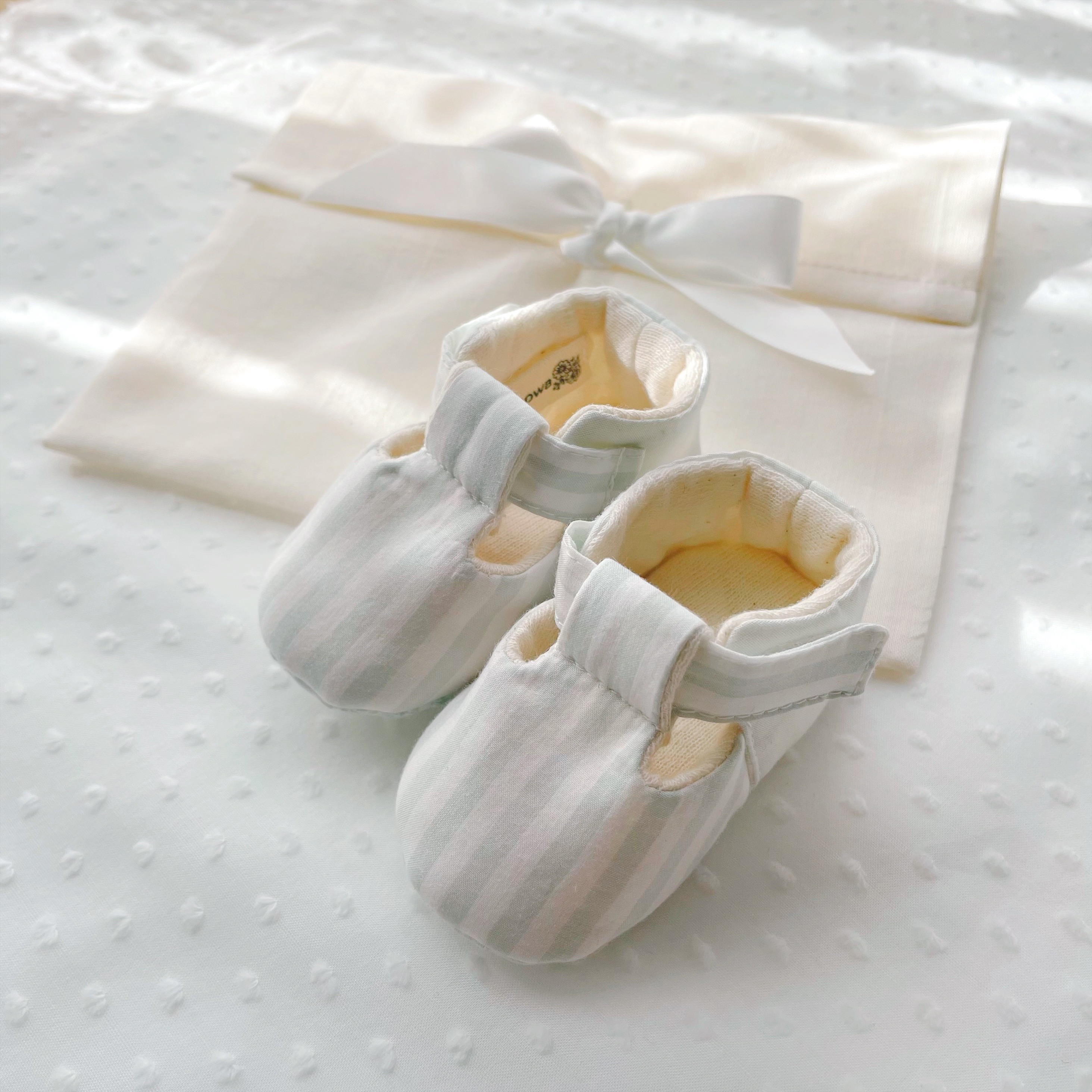 《出産祝い》《数量限定》ベビーシューズ　ライトブルーストライプ　布袋付き　＊送料込み