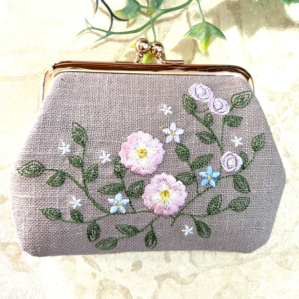 【両面刺繍】優しい春の色の花　二つ折の札が入る　がま口薄型　カードポケットx2個付　ラミー 1枚目の画像