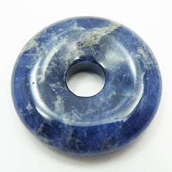 【存貨有限！ ] 天然石材零件豌豆盤方鈉石甜甜圈形狀 Timy-PD-12 約 35 毫米 第1張的照片