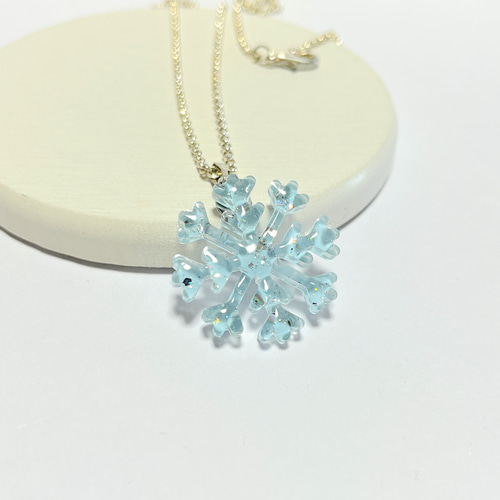 くすみブルーの雪の結晶ネックレス / レジン ネックレス・ペンダント
