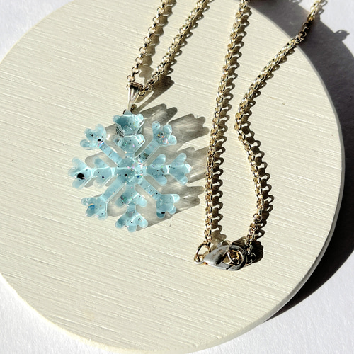 くすみブルーの雪の結晶ネックレス / レジン ネックレス・ペンダント