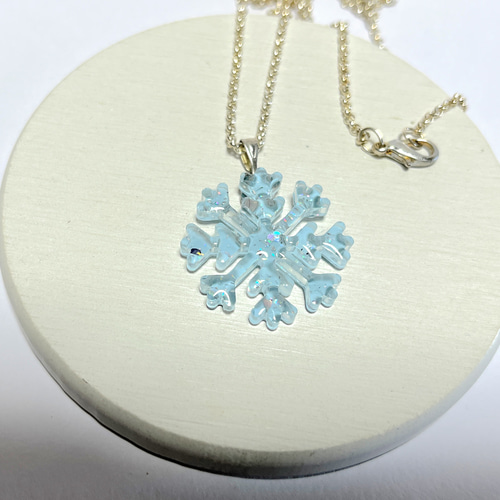 くすみブルーの雪の結晶ネックレス / レジン ネックレス・ペンダント