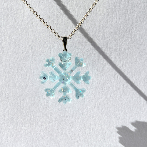 くすみブルーの雪の結晶ネックレス / レジン ネックレス・ペンダント