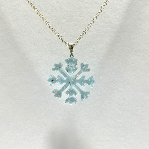 くすみブルーの雪の結晶ネックレス / レジン ネックレス・ペンダント