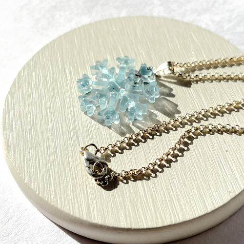 くすみブルーの雪の結晶ネックレス / レジン ネックレス・ペンダント